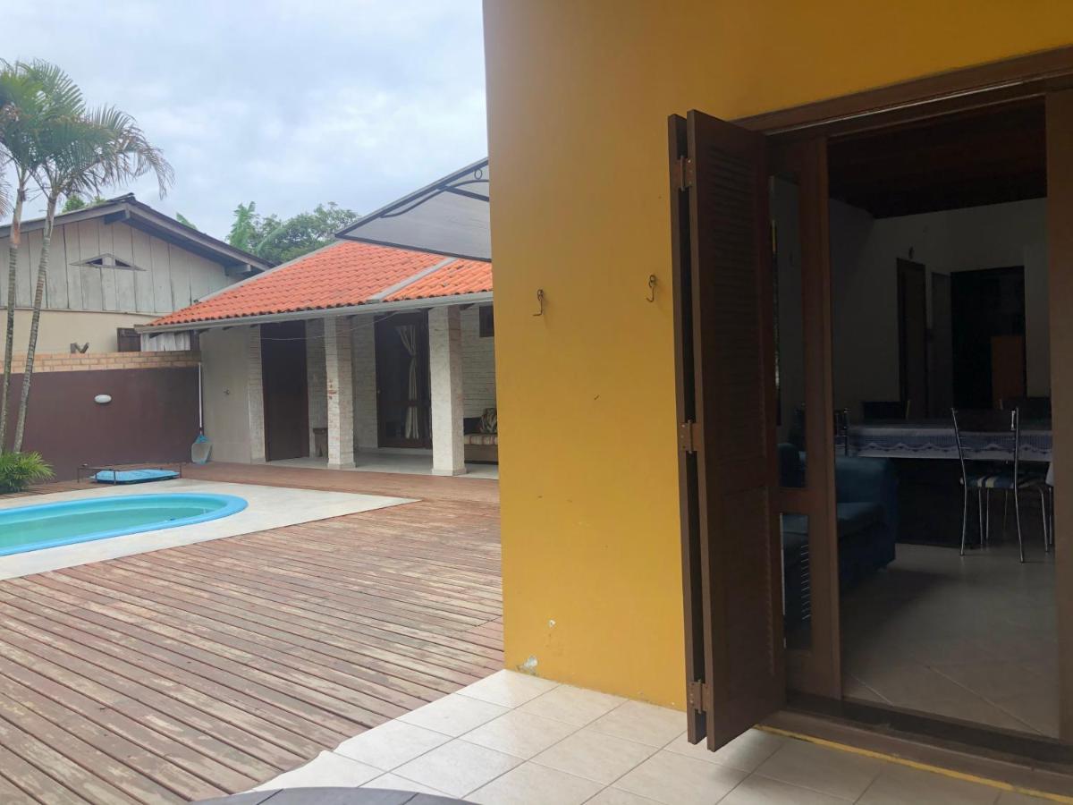Linda casa com piscina em Bombinhas, espaço inteiro Exterior foto